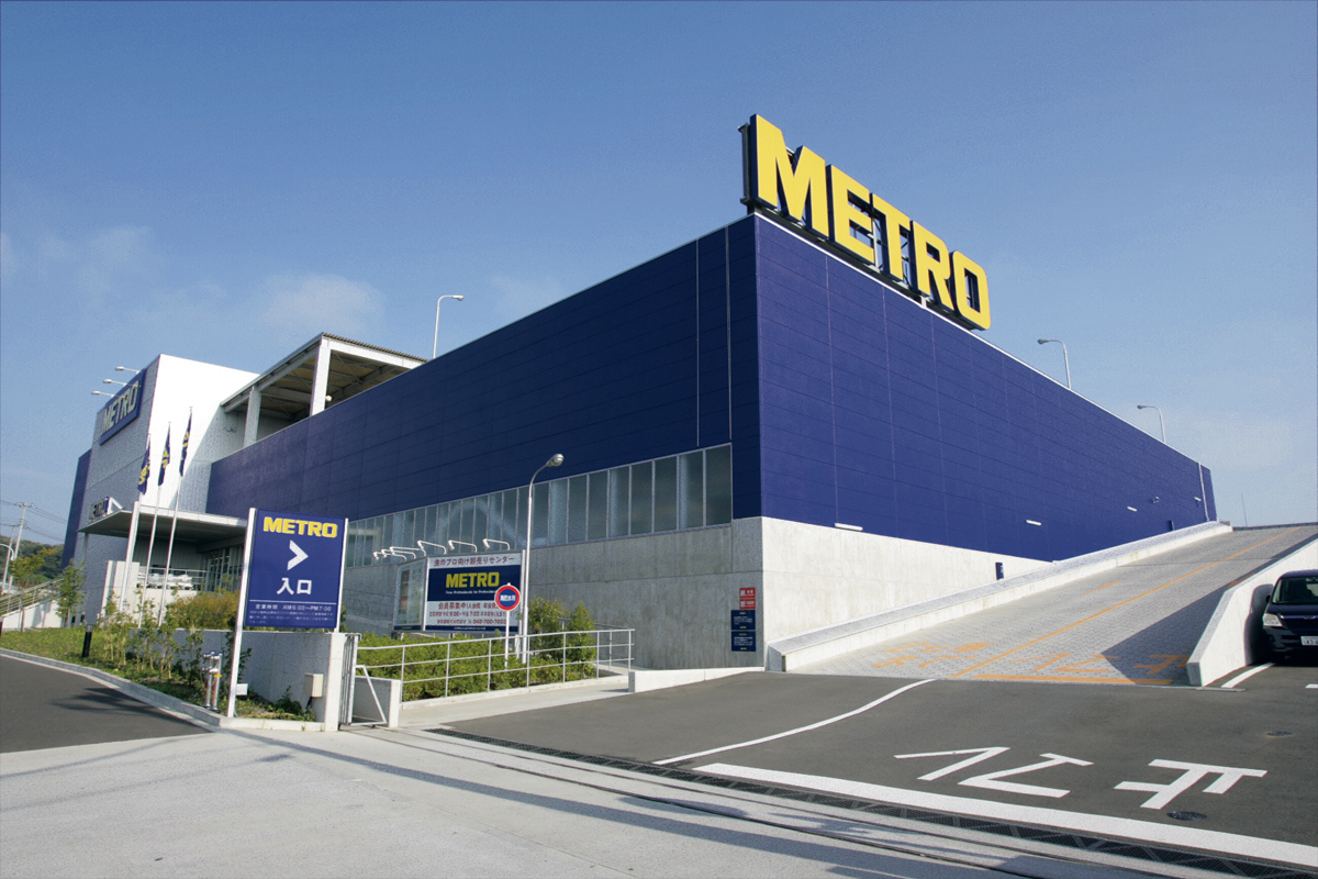 Тоо метро. Логистика метро кэш энд Керри. Машины метро кэш энд Керри. Metro Cash and carry Казахстан. Кэш энд Керри снаружи.