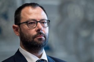 Alitalia, ministro Patuanelli auspica responsabilità in cordata