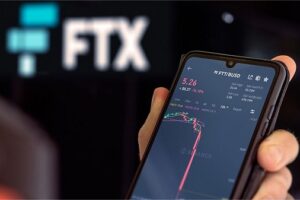FTX, il fondatore si scusa con i dipendenti