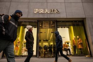 Prada vicina ad acquistare Versace?